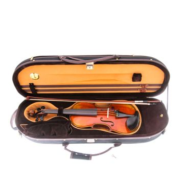 Legno selezionato e stagionato almeno 3 anni, interamente massello; tavola in abete, venatura fine, fondo e fasce in acero marezzato.